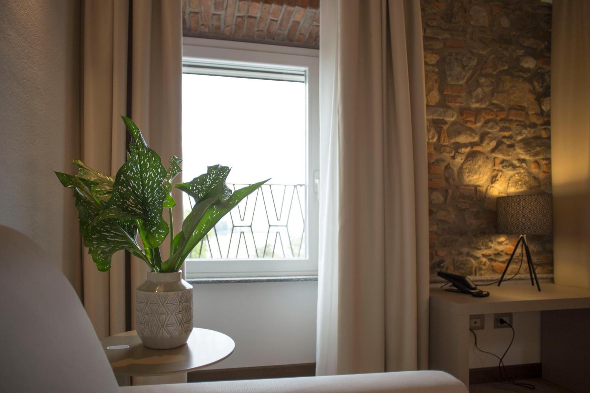 Hotel Ponti Angera Ngoại thất bức ảnh